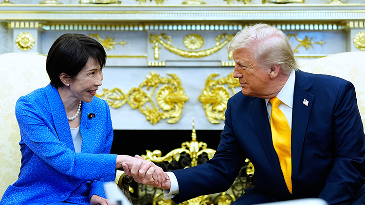 도널드 트럼프 미국 대통령(오른쪽)이 19일(현지시간) 워싱턴 DC 백악관 오벌오피스(집무실)에서 다카이치 사나에 일본 총리를 맞이하고 있다. /AP=연합뉴스