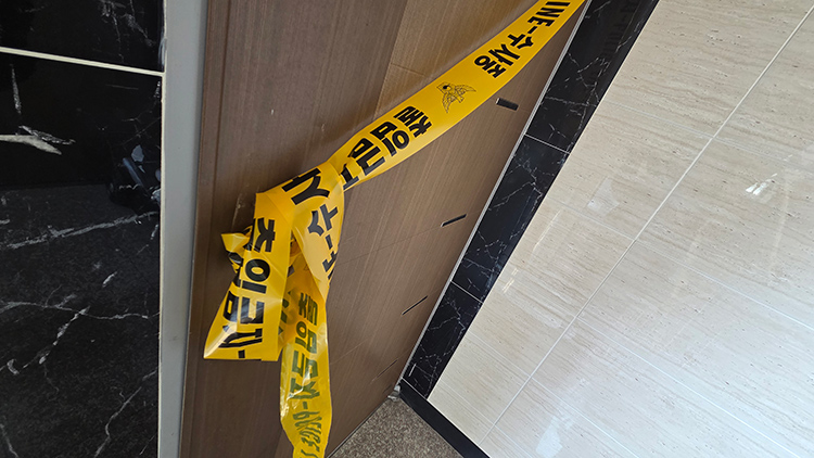 지난 18일 30대 아버지와 어린 자녀 4명 등 일가족 5명이 숨진 채 발견됐다. 사진은 해당 세대 현관 전경. /연합뉴스