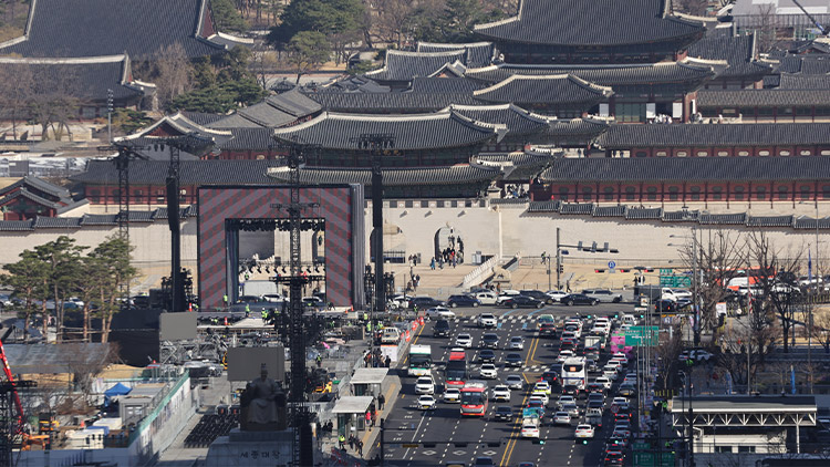 그룹 방탄소년단(BTS)의 광화문 공연을 앞둔 지난 19일 서울 광화문광장에서 공연 준비작업이 이뤄지고 있다. /연합뉴스