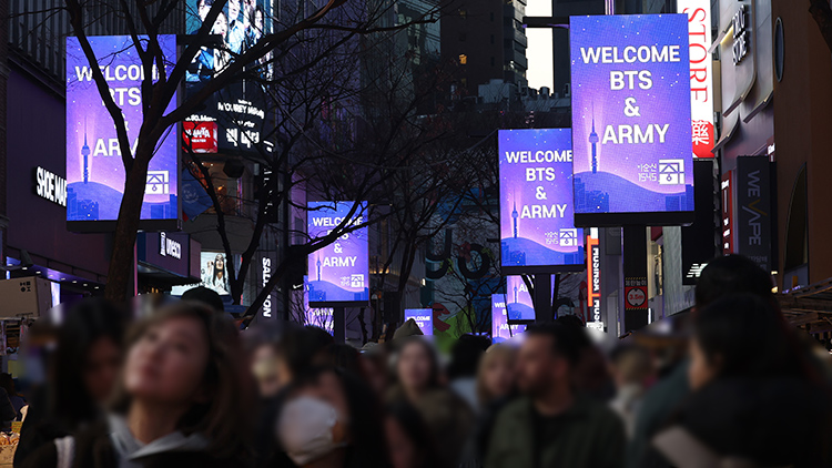 그룹 방탄소년단(BTS)의 광화문 공연을 이틀 앞둔 19일 서울 중구 명동 거리의 미디어폴에서 BTS와 팬들을 환영하는 문구가 나오고 있다. /연합뉴스