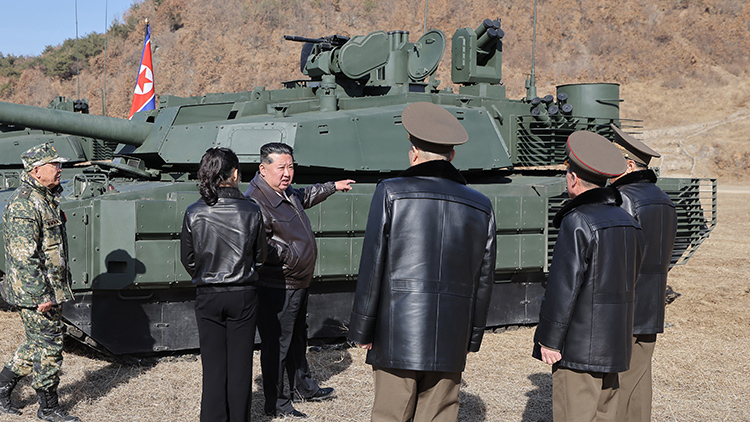 북한 김정은 국무위원장이 지난 19일 '조선인민군 수도방어군단 직속 평양 제60훈련기지를 방문하시고 보병,땅크병구분대들의 협동공격전술연습'을 참관했다고 조선중앙통신이 20일 보도했다. /연합뉴스