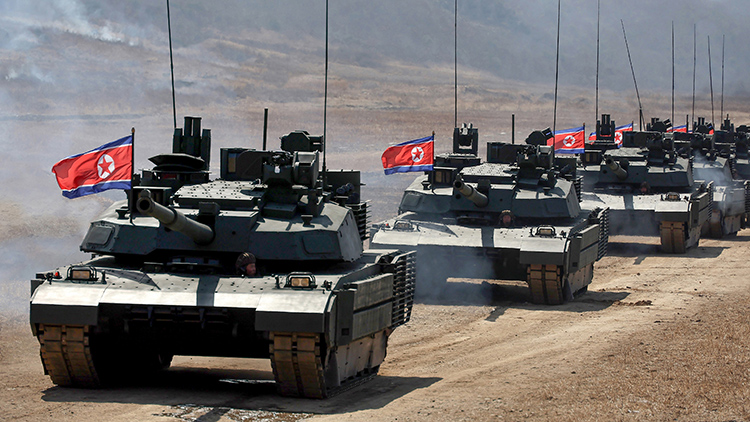  북한 김정은 국무위원장이 지난 19일 '조선인민군 수도방어군단 직속 평양 제60훈련기지를 방문하시고 보병,땅크병구분대들의 협동공격전술연습'을 참관했다고 조선중앙통신이 20일 보도했다. /연합뉴스