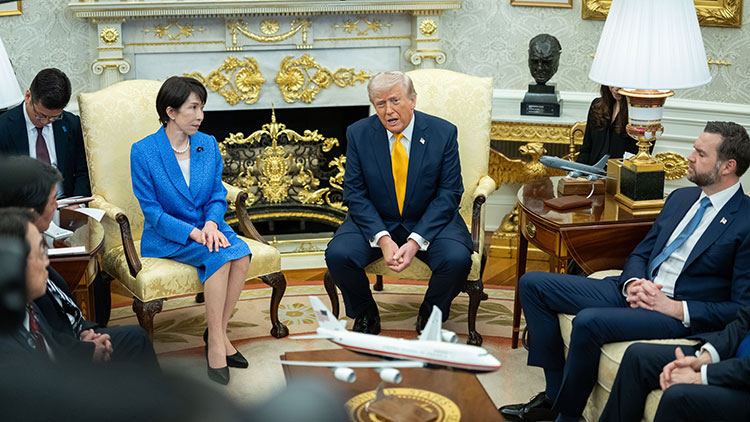 2026년 3월 19일(현지시간) 미국 워싱턴DC 백악관 오벌오피스에서 도널드 J. 트럼프 미국 대통령(오른쪽)이 다카이치 사나에 일본 총리(왼쪽)와 회담하고 있다. /EPA=연합뉴스