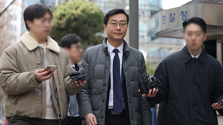 더불어민주당 장경태 의원이 지난 19일 서울 종로구 서울경찰청에서 열린 자신의 성추행 의혹 사건 관련 수사심의위원회에 출석하기 위해 청사로 들어서고 있다. 장 의원은 성추행 피해를 주장하는 고소인과 사건 현장 동석자들을 상대로 거짓말탐지기 조사를 해달라는 취지로 경찰 수사심의위 개최를 요청했다. /연합뉴스