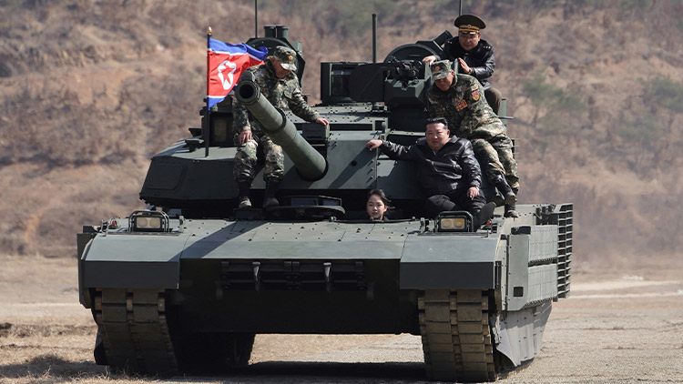 북한 김정은 국무위원장의 딸 주애가 평양 제60훈련기지에서 지난 19일에 열린 협동공격전술 연습에 동행해 아버지와 군간부들을 태우고 탱크를 직접 운전하는 모습을 조선중앙통신이 20일 공개했다. /연합뉴스