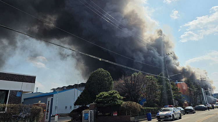 20일 오후 1시 17분께 대전 대덕구 문평동 한 자동차부품 제조 공장에서 불이 났다. 소방 당국은 신고 14분 만에 대응 2단계를 발령해 진화 작업을 벌이고 있다. /연합뉴스