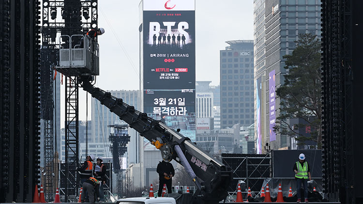 그룹 방탄소년단(BTS)의 컴백 공연을 하루 앞둔 20일 서울 종로구 광화문광장에 메인 무대가 설치되고 있다. /연합뉴스