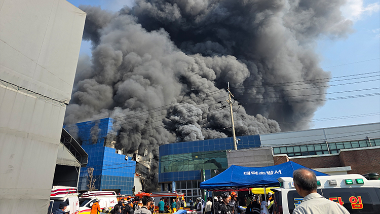 20일 오후 대전 대덕구 문평동 한 자동차부품 제조 공장에서 불이나 소방 당국이 진화에 나서고 있다. /연합뉴스 