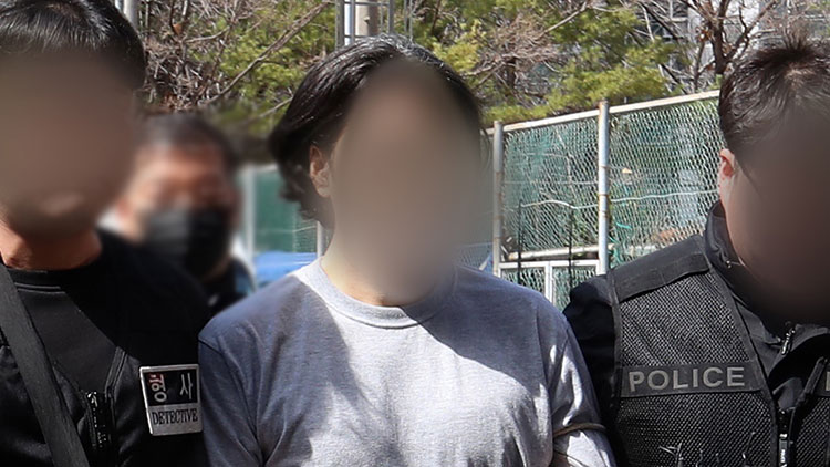 전 직장동료인 50대 항공사 기장을 살해한 혐의를 받는 전직 부기장 김모씨가 20일 오후 구속 전 피의자심문(영장실질심사)을 위해 부산검찰청 청사로 들어가고 있다. /연합뉴스