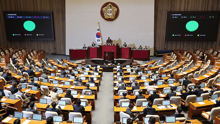 20일 국회에서 열린 3월 임시국회 2차 본회의에서 검찰 개혁 법안인 공소청법(대안)이 무제한 토론(필리버스터) 끝에 통과되고 있다. /연합뉴스