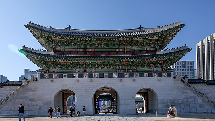 서울 종로구 경복궁 광화문에서 시민들이 이동하는 모습 /연합뉴스