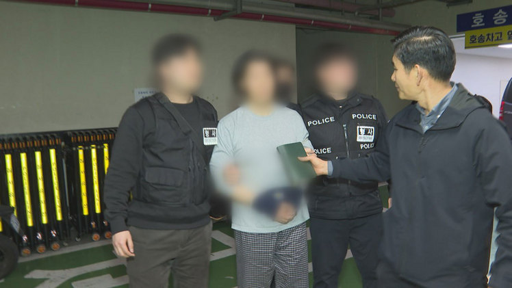 항공사 기장 살해 피의자가 오늘(20일) 구속영장실질심사를 받으러 가기 위해 경찰서를 나서고 있다. /촬영 이정일