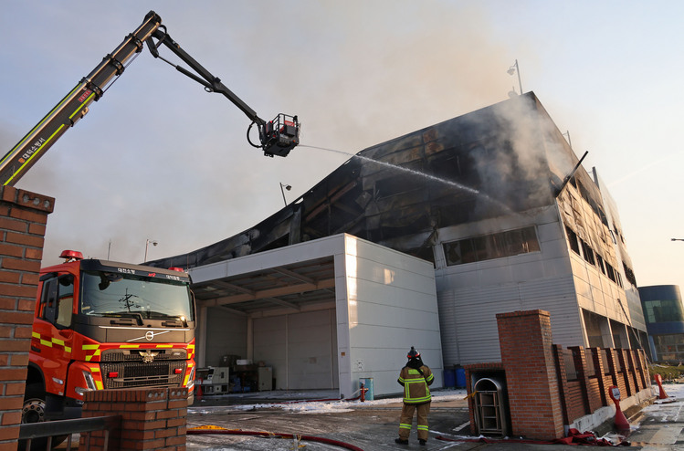 20일 오후 대전 대덕구 문평동 한 자동차부품 제조 공장에서 불이나 소방 당국이 진화에 나서고 있다. /연합뉴스 