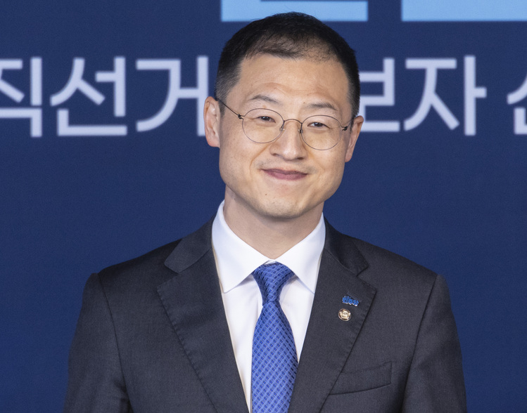 2026년 지방선거 더불어민주당 울산시장 예비후보에 출마한 김상욱 의원이 17일 서울 여의도 더불어민주당 중앙당사 당원존에서 열린 울산시장 예비후보 토론회에서 당원들에게 인사하고 있다.  /연합뉴스 