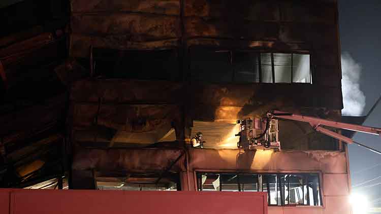 경찰과 소방 당국이 21일 오전 1시께 불이 난 대전 대덕구 자동차부품 제조 공장인 안전공업 내부에서 인명 수색작업과 화재 조사를 벌이고 있다. /연합뉴스