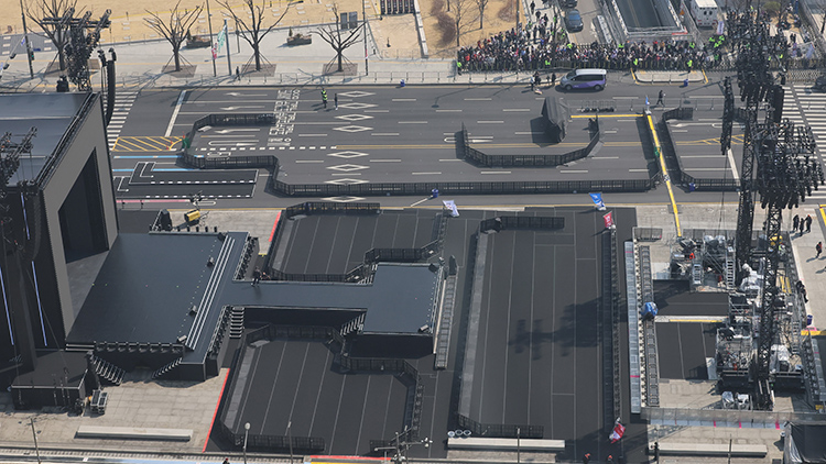 BTS 컴백 공연 당일인 21일 서울 광화문광장에서 BTS 팬들이 공연 시작을 기다리고 있다. /연합뉴스