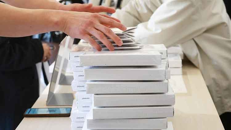 BTS의 완전체 앨범 '아리랑' 구매하는 팬 /연합뉴스