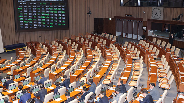 21일 국회 본회의장에서 '윤석열 정권 정치검찰 조작기소 의혹 사건 진상규명 국정조사계획서 승인의 건 추가 상정'이 국민의힘 의원 불참 속에 통과되고 있다. /연합뉴스