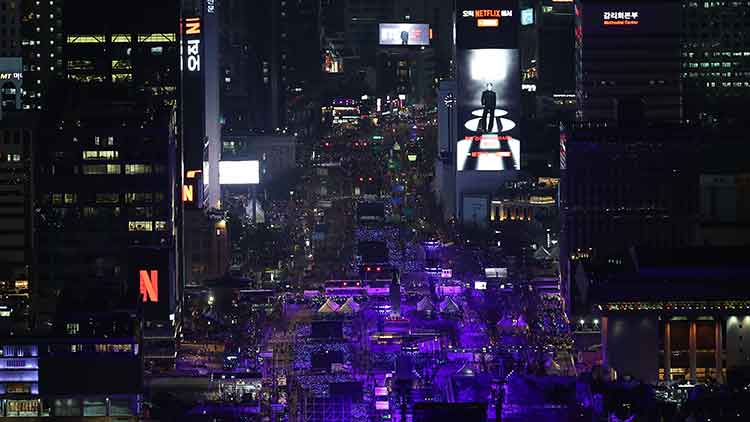 그룹 방탄소년단(BTS)이 지난 21일 서울 광화문 광장에서 정규 5집 '아리랑'(ARIRANG) 발매를 기념해 무료 공연 'BTS 컴백 라이브: 아리랑'(BTS THE COMEBACK LIVE｜ARIRANG)을 열고 있다. /연합뉴스