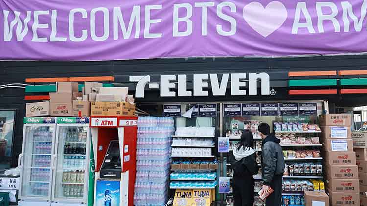 지난 21일 서울 광화문 광장 인근 편의점에 각종 물품이 다량 구비되어 있는 모습 /연합뉴스