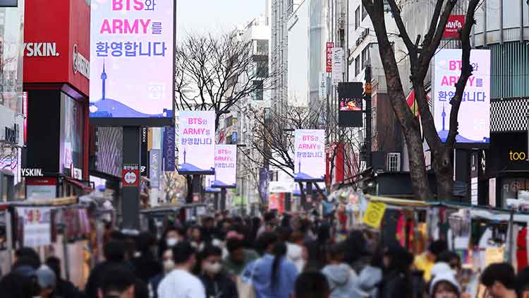 지난 21일 서울 중구 명동거리의 미디어폴에 BTS와 팬클럽 아미 환영 메시지가 송출되고 있는 모습 /연합뉴스