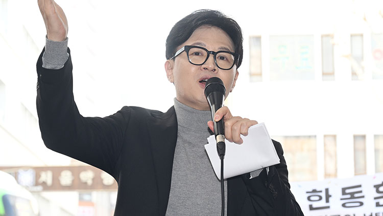 국민의힘 한동훈 전 대표가 22일 서울 동대문구 경동시장을 방문해 발언하고 있다. /공동취재