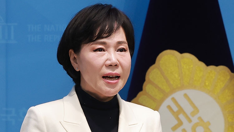 더불어민주당 서울시장 예비후보인 전현희 의원이 22일 국회 소통관에서 민주당 정원오 서울시장 예비후보가 성과로 홍보하는 성동형 공공버스(성공버스)를 비판하는 기자회견을 하고 있다.
    전 후보는 이날 회견에서 성동형 공공버스가 교통약자를 대상으로 하는 애초 목적과 달리 불특정 다수가 이용하는 일상생활용 버스로 활용돼 예산을 낭비하는 사업이라고 지적했다. /연합뉴스