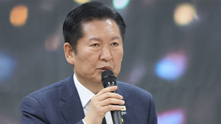 더불어민주당 정청래 대표가 23일 경남 김해시 진영읍 강금원기념봉하연수원 강연장에서 열린 현장 최고위원회의에서 발언하고 있다. /연합뉴스