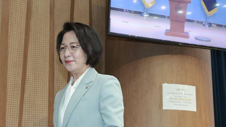 국회 법제사법위원장인 더불어민주당 추미애 의원이 23일 국회 소통관에서 법사위원장직 사임 의사를 밝히고 회견장을 나서고 있다. /연합뉴스