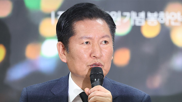 더불어민주당 정청래 대표가 23일 경남 김해시 진영읍 강금원기념봉하연수원 강연장에서 열린 현장 최고위원회의에서 발언하고 있다. /연합뉴스