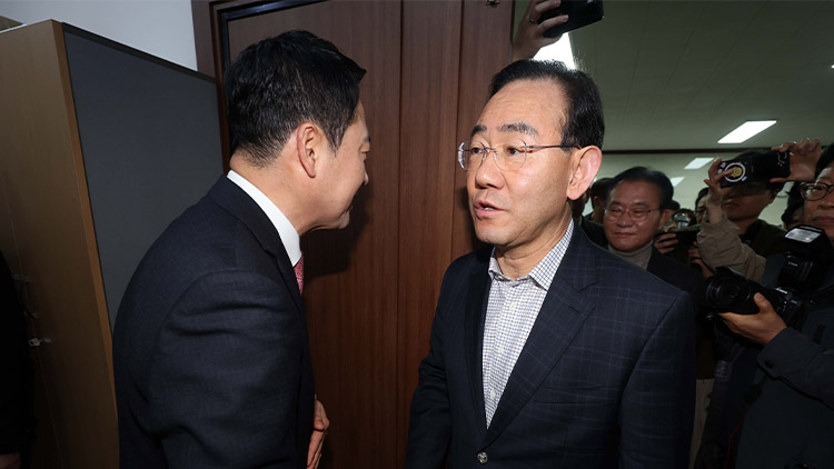 지난 22일 오전 국민의힘 대구시당에서 열린 장동혁 대표와 지역 국회의원의 비공개 연석회의에서 주호영 의원이 장 대표와 악수를 하고 있다. /연합뉴스