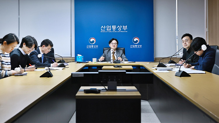 김정관 산업통상부 장관이 지난 20일 정부세종청사 산업부 영상회의실에서 사드 빈 셰리다 알 카비 카타르 에너지 담당 국무장관과 화상으로 면담하고 있다. /산업통상부 제공