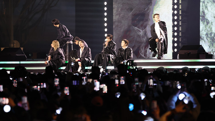 그룹 방탄소년단(BTS)이 지난 21일 서울 광화문 광장에서 정규 5집 '아리랑'(ARIRANG) 발매를 기념해 무료 공연 'BTS 컴백 라이브: 아리랑'(BTS THE COMEBACK LIVE｜ARIRANG)을 열고 있다. /연합뉴스