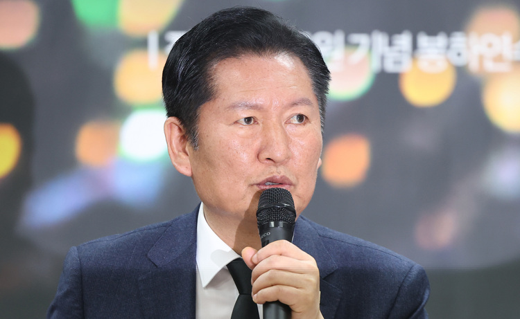 더불어민주당 정청래 대표가 23일 경남 김해시 진영읍 강금원기념봉하연수원 강연장에서 열린 현장 최고위원회의에서 발언하고 있다. /연합뉴스 