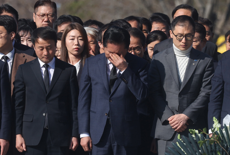 더불어민주당 정청래 대표가 23일 오전 경남 김해시 진영읍 봉하마을 노무현 전 대통령 묘역을 참배하며 눈물을 흘리고 있다. /연합뉴스 