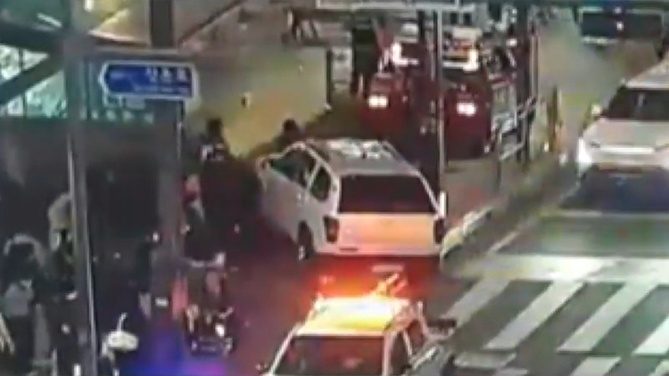 홍대입구역 음주운전 SUV 인도 돌진…4명 부상