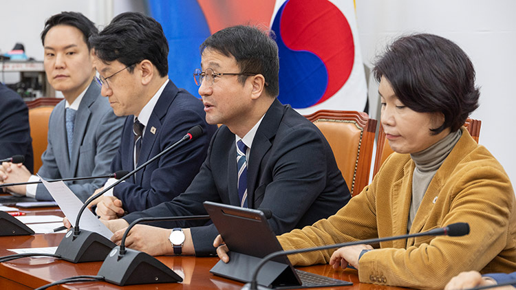 더불어민주당 한병도 원내대표가 24일 국회에서 열린 원내대책회의에서 발언하고 있다. /연합뉴스