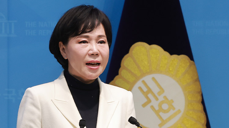 더불어민주당 서울시장 예비후보인 전현희 의원이 지난 22일 국회 소통관에서 민주당 정원오 서울시장 예비후보가 성과로 홍보하는 성동형 공공버스(성공버스)를 비판하는 기자회견을 하고 있다. /연합뉴스