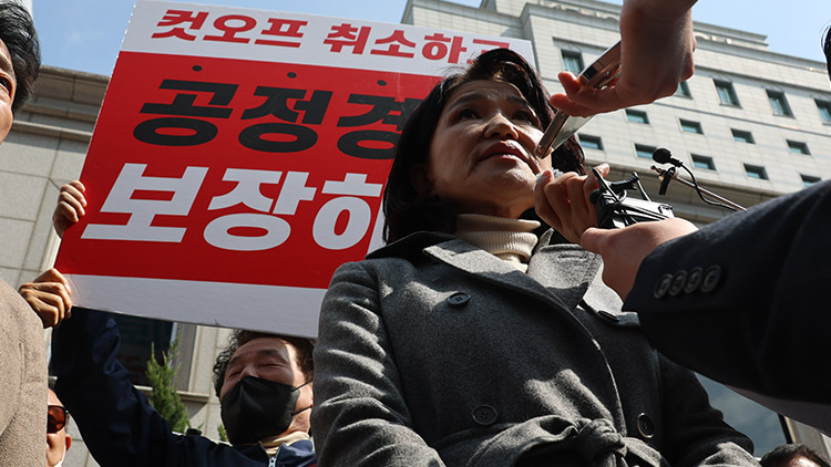 국민의힘 공천관리위원회 결정에 따라 대구시장 경선에서 컷오프된 이진숙 전 방송통신위원장이 24일 서울 영등포구 여의도 국민의힘 중앙당사 앞에서 경선 결과에 대한 입장을 밝히고 있다. /연합뉴스