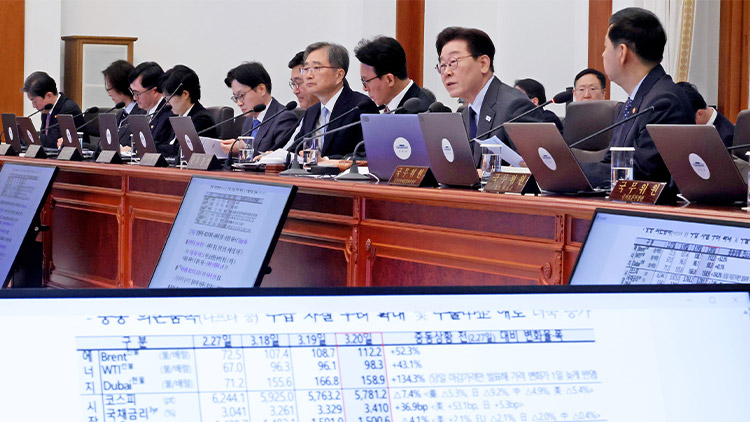 이재명 대통령이 24일 청와대에서 열린 국무회의에서 추경 관련 발언을 하고 있다. /연합뉴스