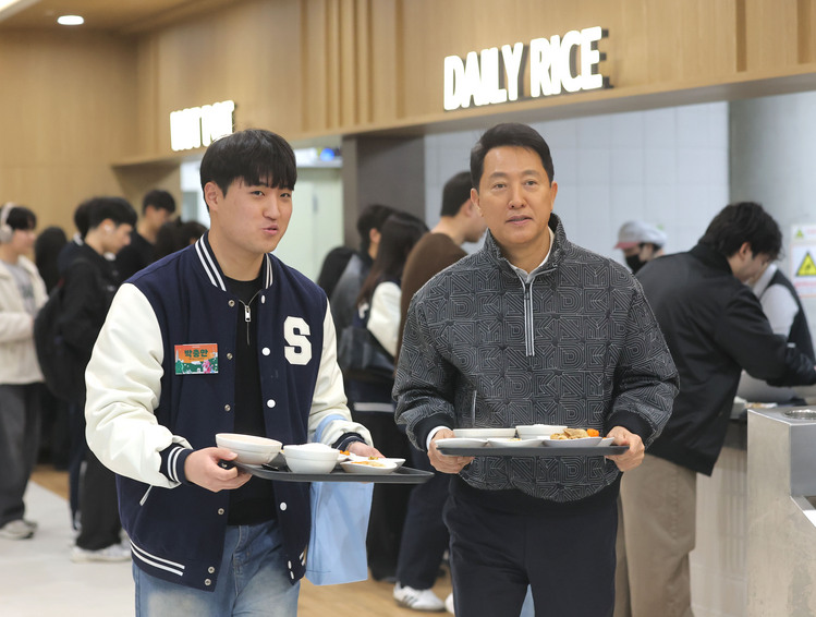 오세훈 서울시장이 24일 청년정책 꿀팁버스 행사가 열린 서울 동작구 숭실대학교 학생회관 식당에서 배식을 받고 있다. /연합뉴스 