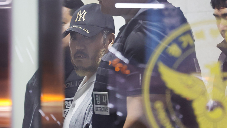 25일 오전 경기도 의정부시 경기북부경찰청에서 '마약왕'으로 불리던 박왕열이 압송되고 있다. /연합뉴스