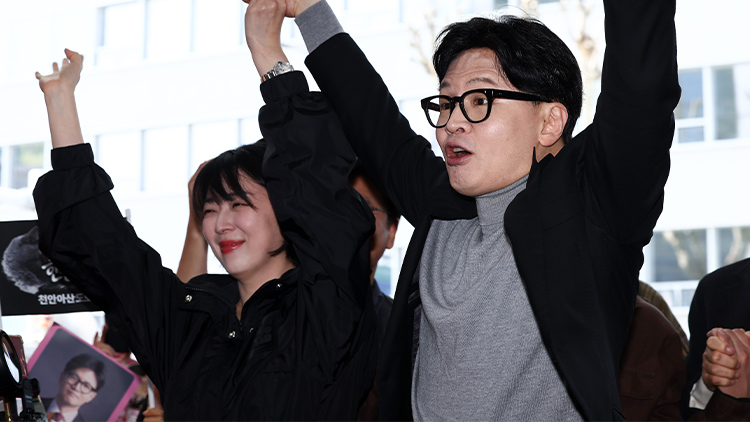 국민의힘 한동훈 전 대표와 배현진 의원이 지난 22일 서울 동대문구 경동시장을 방문해 지지자들에게 인사하고 있다. /연합뉴스