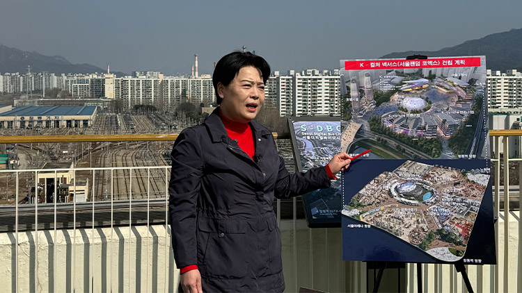 6·3 지방선거 서울시장 후보 출마를 선언한 국민의힘 윤희숙 전 의원이 25일 서울 노원구청 옥상에서 창동차량기지를 바라보며 'K-컬쳐 넥서스' 구상을 설명하고 있다. /윤희숙 캠프 측 제공