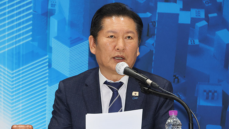 더불어민주당 정청래 대표가 25일 충북 충주시 유네스코국제무예센터 국제회의장에서 열린 민생현장 최고위원회의에서 발언하고 있다. /연합뉴스