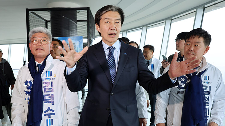 조국혁신당 조국 대표가 25일 오전 전남 나주시 빛가람전망대에서 시설을 둘러보고 있다. /연합뉴스