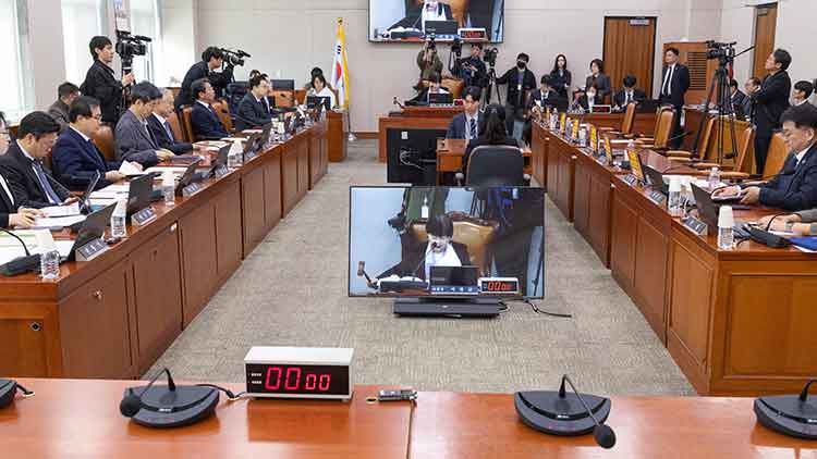 25일 국회에서 열린 윤석열 정권 정치검찰 조작기소 의혹 사건 진상규명 국정조사특별위원회 제2차 전체회의에서 여당 의원들이 국민의힘 의원들이 퇴장한 가운데 증인 출석 명단과 조사 기관 등을 확정해 처리하고 있다. /연합뉴스