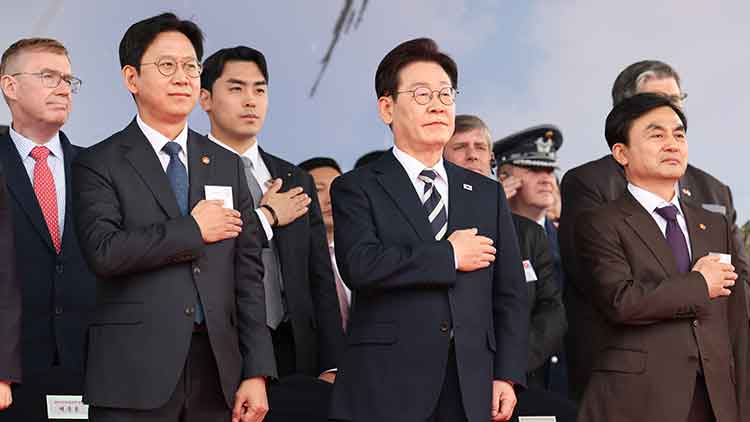 이재명 대통령이 25일 경남 사천 한국항공우주산업(KAI)에서 열린 KF21 양산 1호기 출고식에서 국민의례를 하고 있다. /청와대통신사진기자단