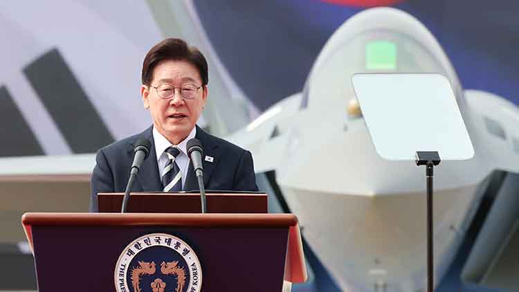 이재명 대통령이 25일 경남 사천 한국항공우주산업(KAI)에서 열린 KF-21 양산 1호기 출고식에서 격려사를 하고 있다. /청와대통신사진기자단