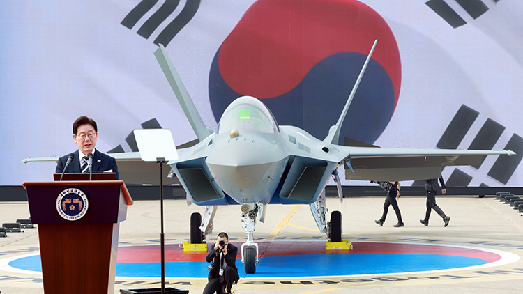 이재명 대통령이 25일 경남 사천 한국항공우주산업(KAI)에서 열린 KF-21 양산 1호기 출고식에서 격려사를 하고 있다. /연합뉴스